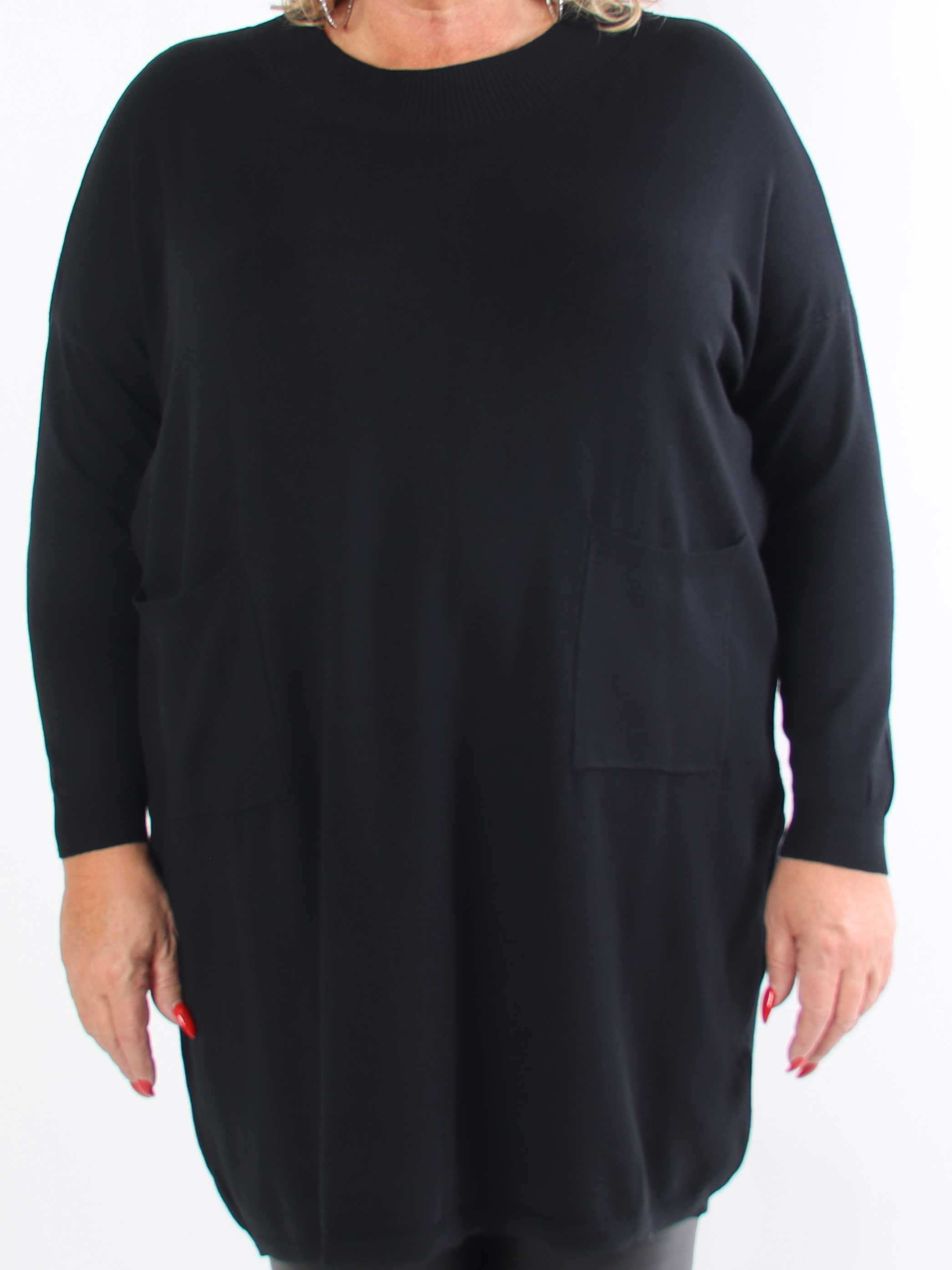 Dima - Mjuk stickad klänning i plus size med fickor